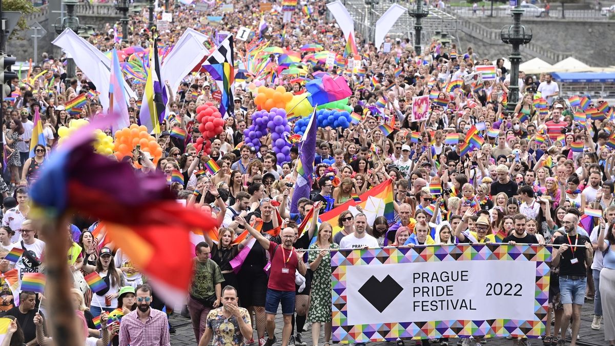 Prahou po tříleté pauze prošel karnevalový průvod Prague Pride